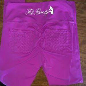 Super cute fuchsia fit booty leggings. Never worn